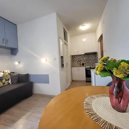 Mali U Centru Apartment Makarska