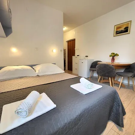 Apartment Mali U Centru *