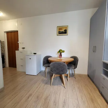 Apartment Mali U Centru *